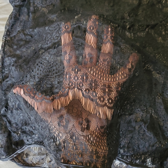 Beautiful lace top - Picture 3 of 3